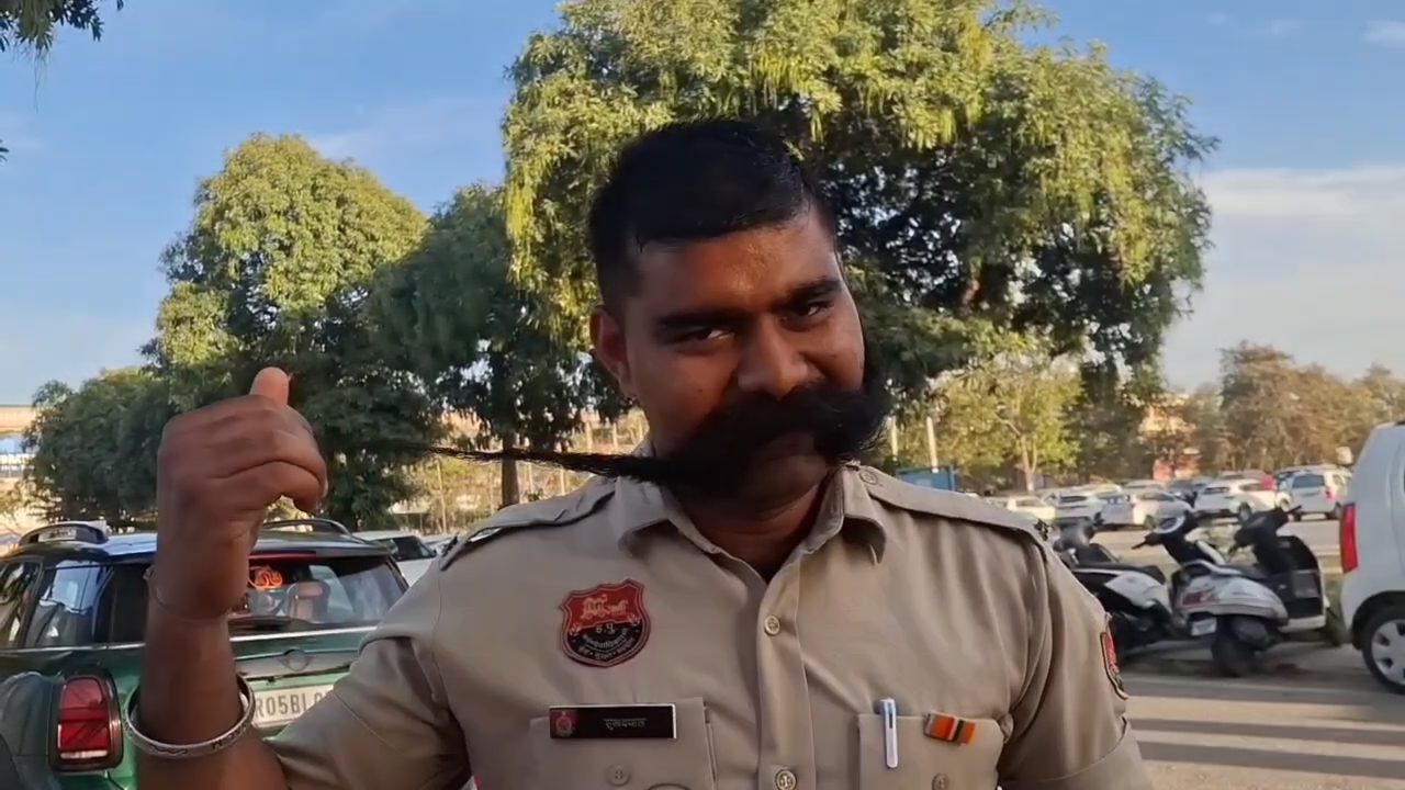 Everyone is surprised to see the moustache of Karnal Police Jawan Sukhdayal Singh a resident of Kurukshetra