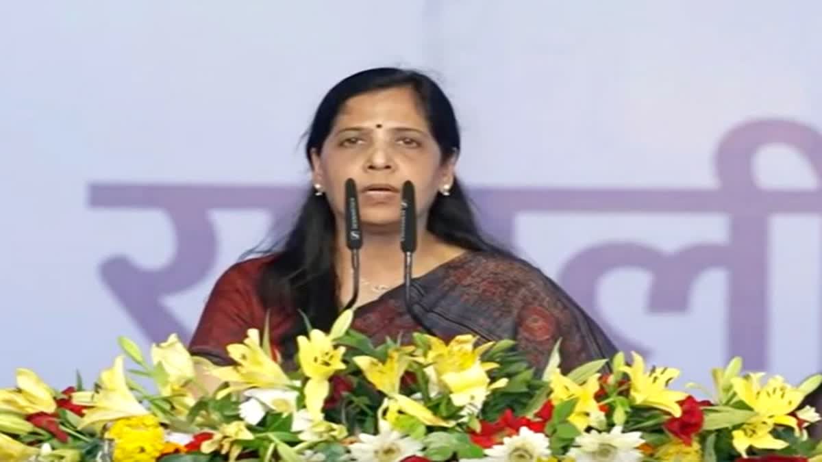 Sunita Kejriwal in Gujarat