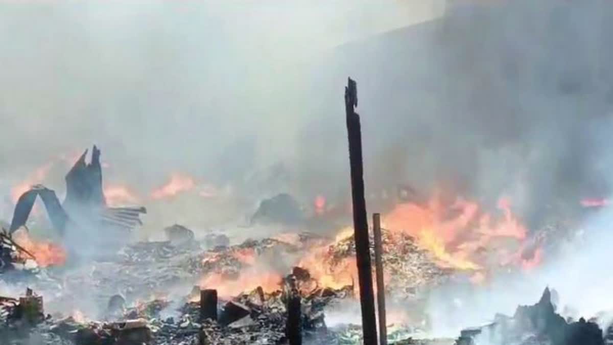 दिल्ली के शाहबाद डेयरी इलाके में लगी भीषण आग