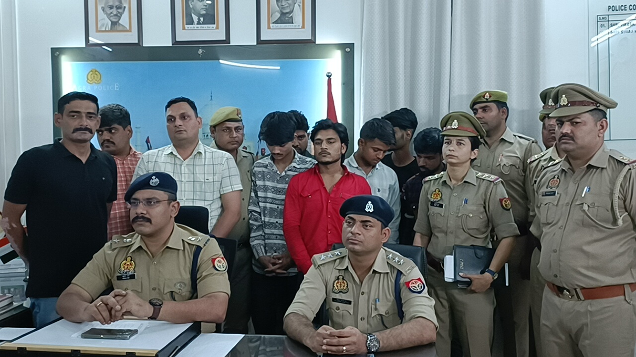 6 thieves arrested for stealing from clothes showroom in Agra