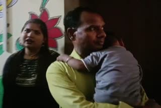 पत्नी और बच्चे के साथ शिक्षक ने बीएसए कार्यालय में किया हंगामा.