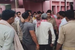 नाराज परिजनों ने चक्का जाम किया.