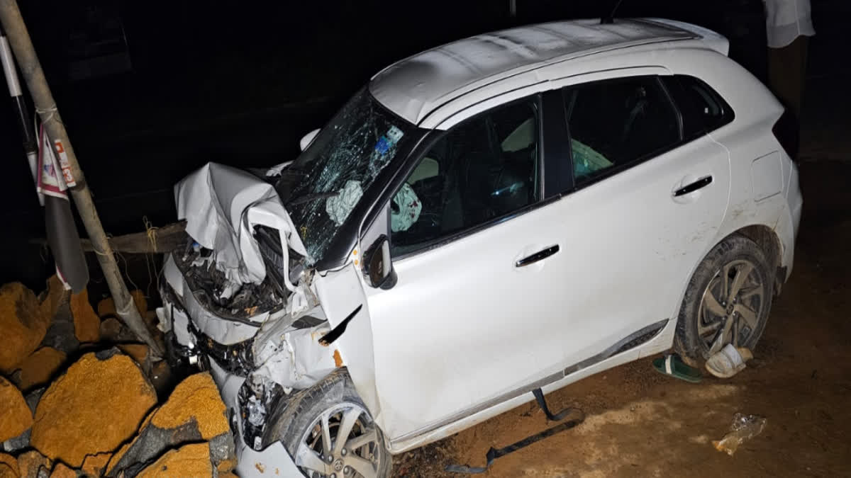 ROAD ACCIDENT  5 INJURED IN CAR ACCIDENT  MUKKAM THAMARASSERY HIGHWAY  CAR ACCIDENT