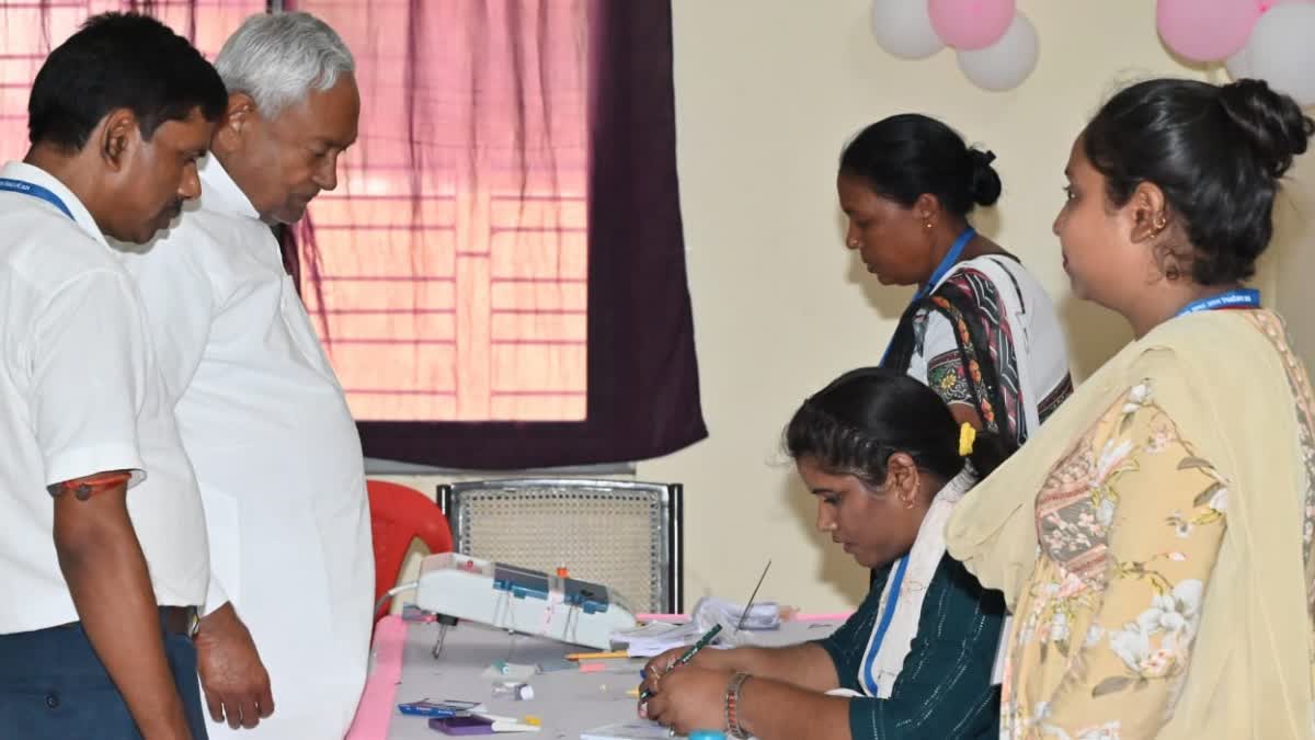 CM नीतीश कुमार ने बख्तियारपुर में डाला वोट, लोगों से की मतदान की अपील -  Nitish Kumar Cast Vote