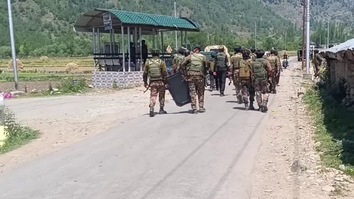 22 مئی 2024 کو جنوبی کشمیر کے پلوامہ ضلع کے ترال علاقے میں سرچ آپریشن (تصویر: ای ٹی وی بھارت)