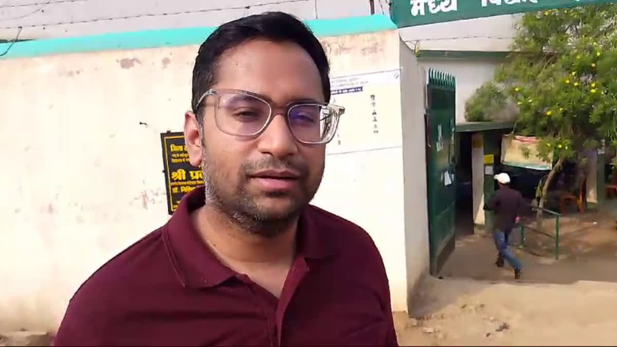 A youth reached Godda by flight from Delhi to vote