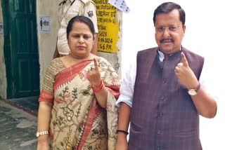 वोट देने के बाद पत्नी के साथ बीजेपी के नितिन नवीन