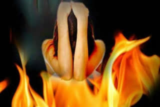 HUSBAND BURNS WIFE IN AGRA  HUSBAND MURDERED WIFE IN AGRA  BURNS WIFE BY POURING KEROSENE  ഭർത്താവ് ഭാര്യയെ കൊലപ്പെടുത്തി