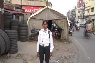 traffic-police-duty-with-traffic-post-made-from-jugaad-system-in-jharkhand
