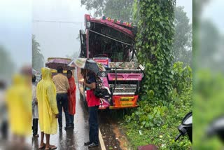 ചാത്തമംഗലത്ത് ബസ് അപകടം  ചാത്തമംഗലത്ത് ബസ് മരത്തിലിടിച്ചു  BUS ACCIDENT IN CHATHAMANGALAM  CHATHAMANGALAM BUS ACCIDENT