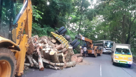 താമരശ്ശേരി ചുരത്തിൽ തടി കയറ്റി വന്നലോറി മറിഞ്ഞു  LORRY CARRYING LOGS OVERTURNED  താമരശ്ശേരി ചുരത്തിൽ ഗതാഗത തടസ്സം  THAMARASSERY CHURAM KOZHIKODE