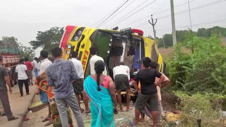 ANDHRA PRADESH BUS ACCIDENT  ബസ് വൈദ്യുത തൂണിൽ ഇടിച്ചു  BUS HIT AN ELECTRIC POLE  ആന്ധ്രയിൽ ബസ് അപകടം