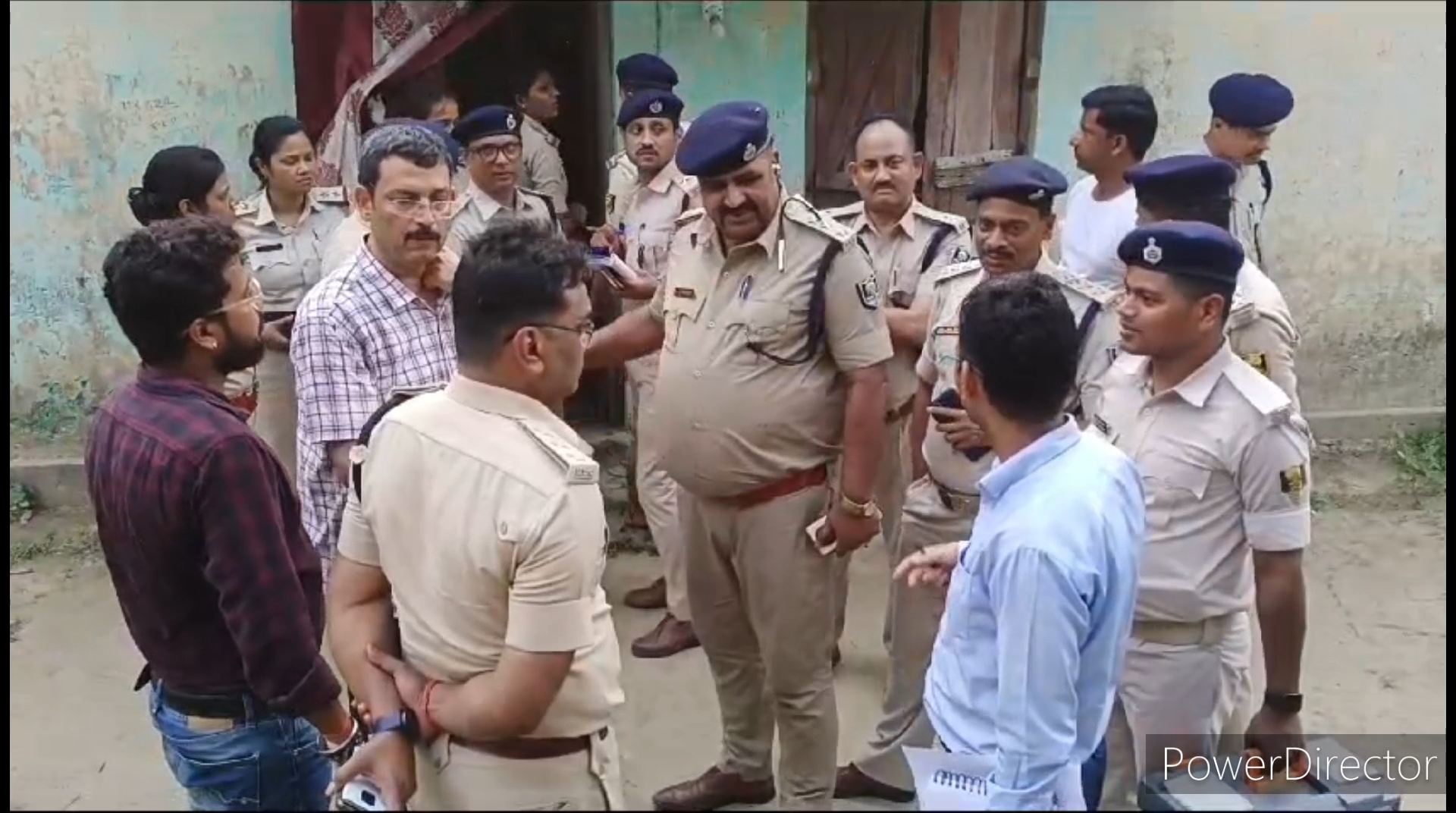 जांच करती पुलिस.