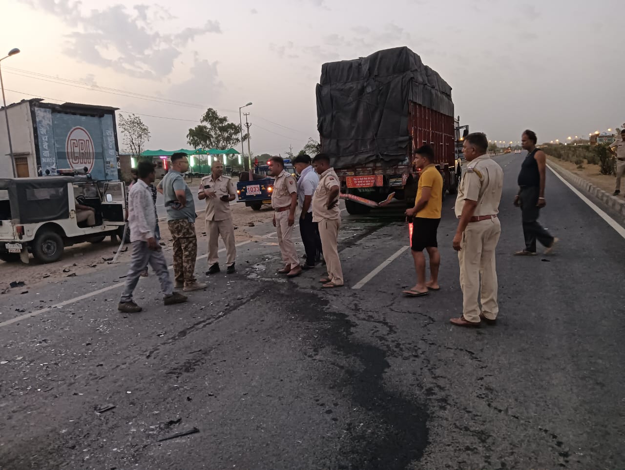 NH-52 पर ट्रक और कार में टक्कर