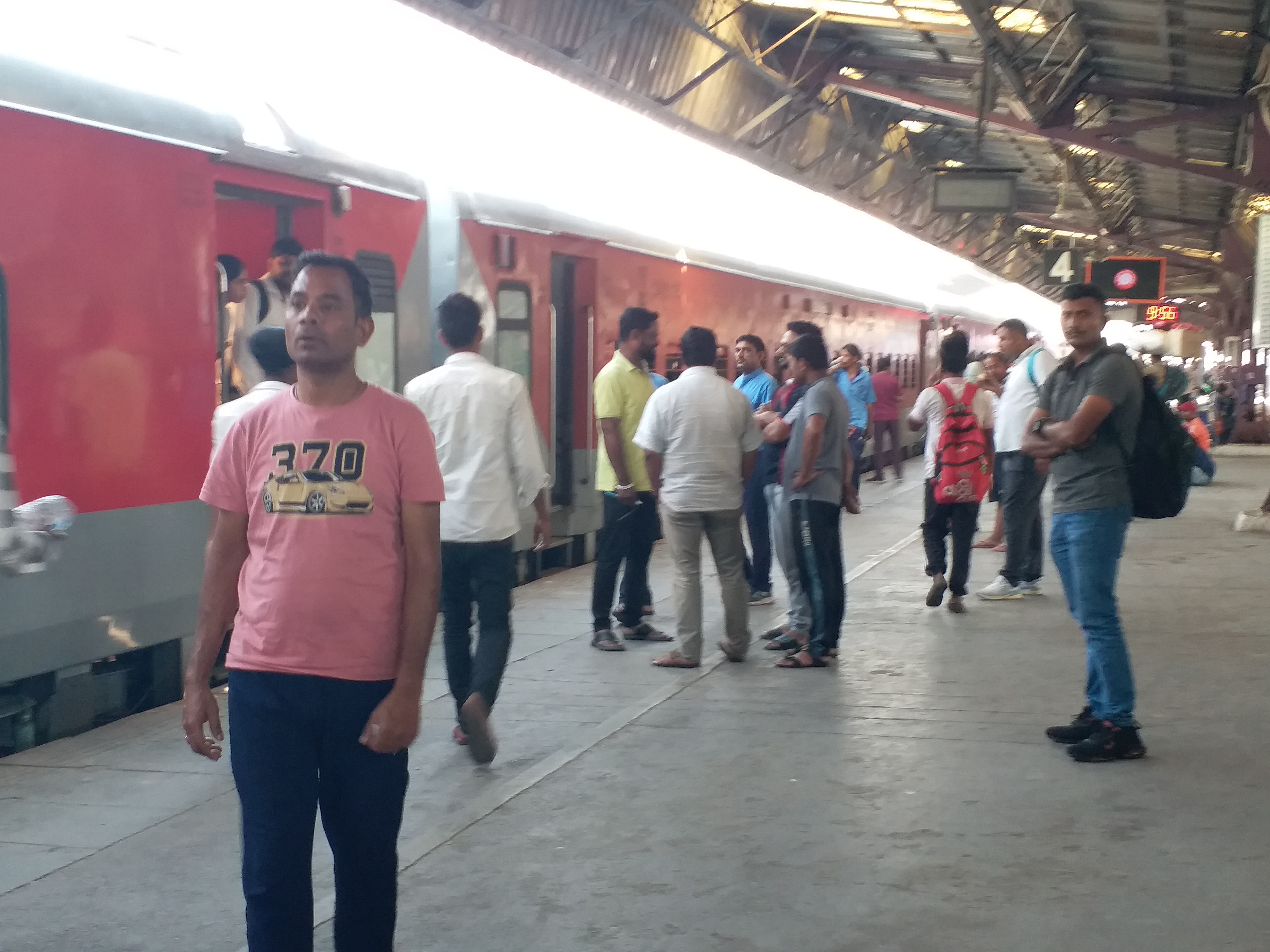 રેલવેની મુસાફરોને માસ્ક પહેરવાની અપીલ