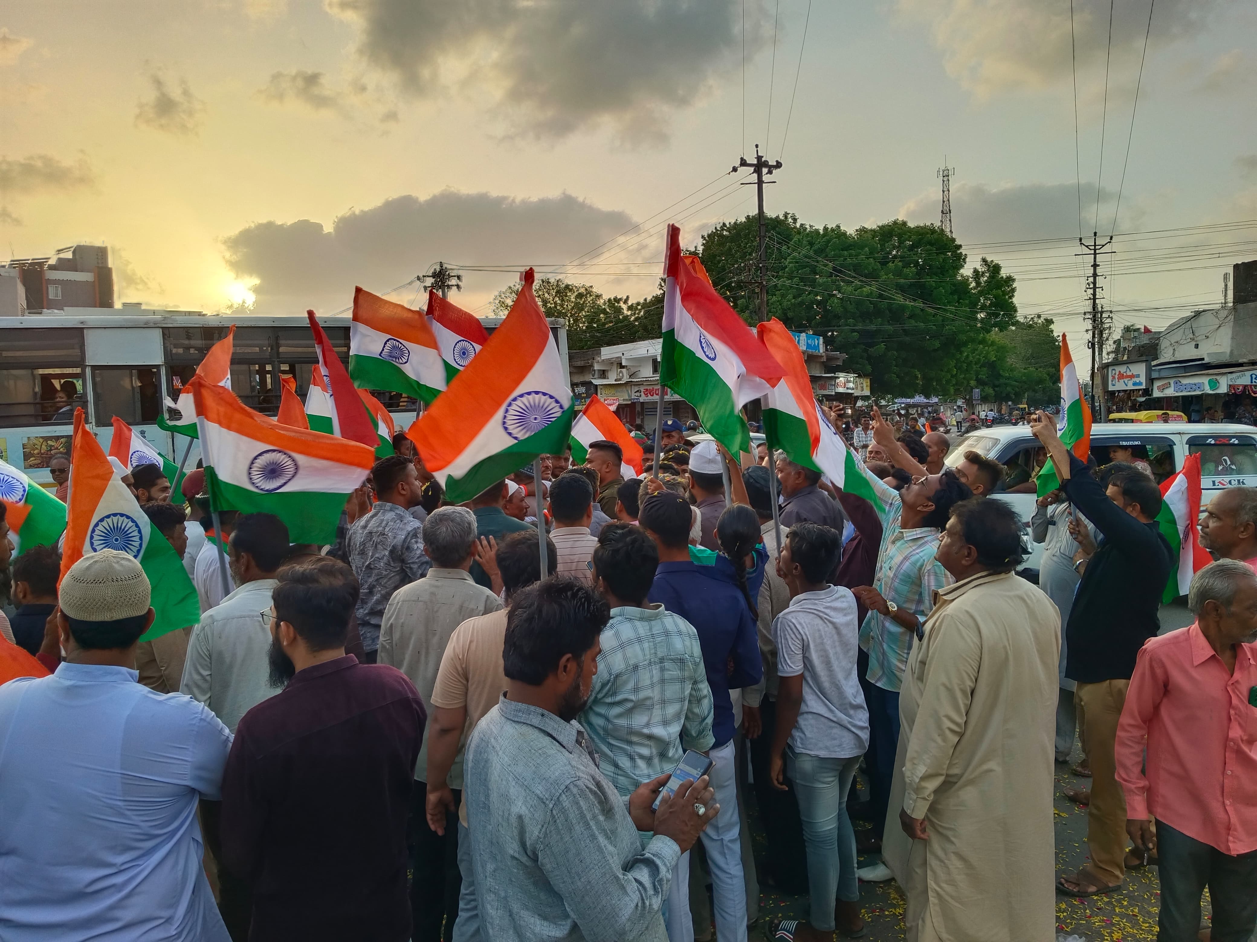 مسلم نوجوان پوربندر سے پہلگام کی پد یاترا پر نکلا، ہر مقام پر ہو رہا ہے خیر مقدم