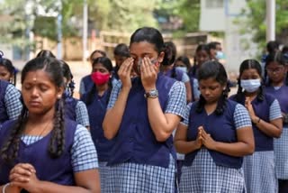 அரசுப் பள்ளி மாணவிகள்