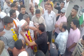 مسلم نوجوان پوربندر سے پہلگام کی پد یاترا پر نکلا، ہر مقام پر ہو رہا ہے خیر مقدم
