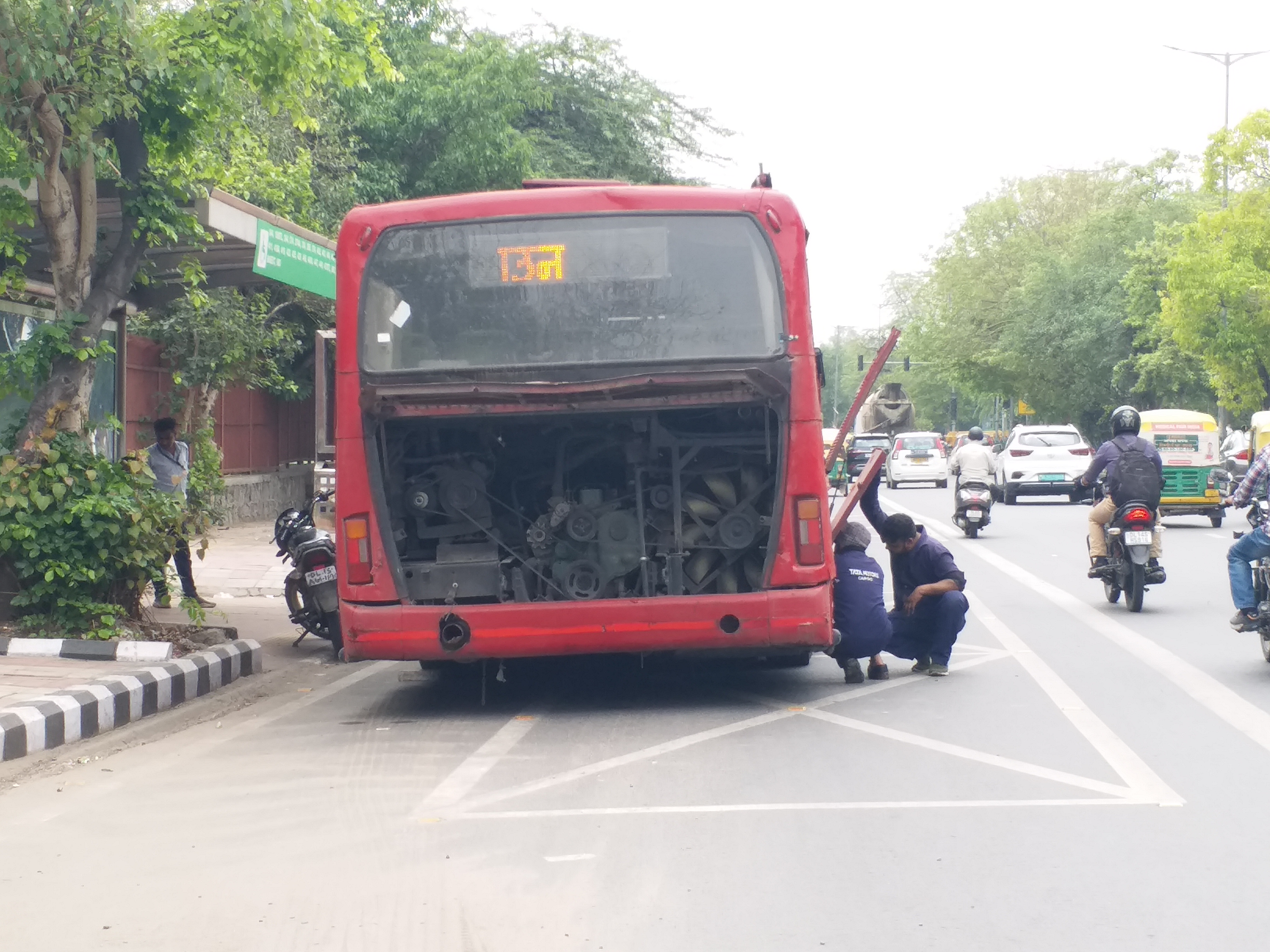 डीटीसी की बसों में एयर कंडीशनिंग (एसी) काम नहीं कर रही हैं.