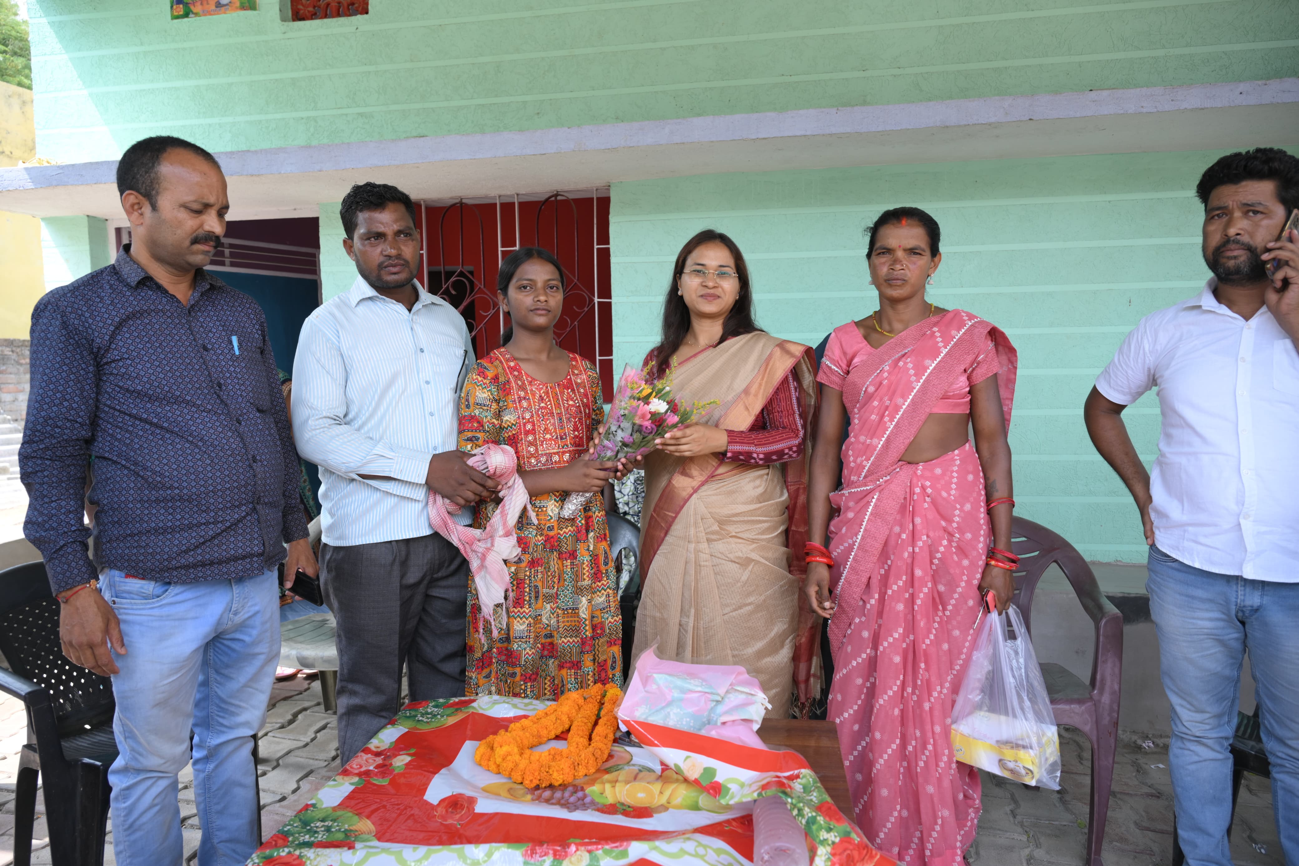 Student Rekha Tirkey honored by Agriculture Minister for good result in Commerce in JAC 12th result 2025