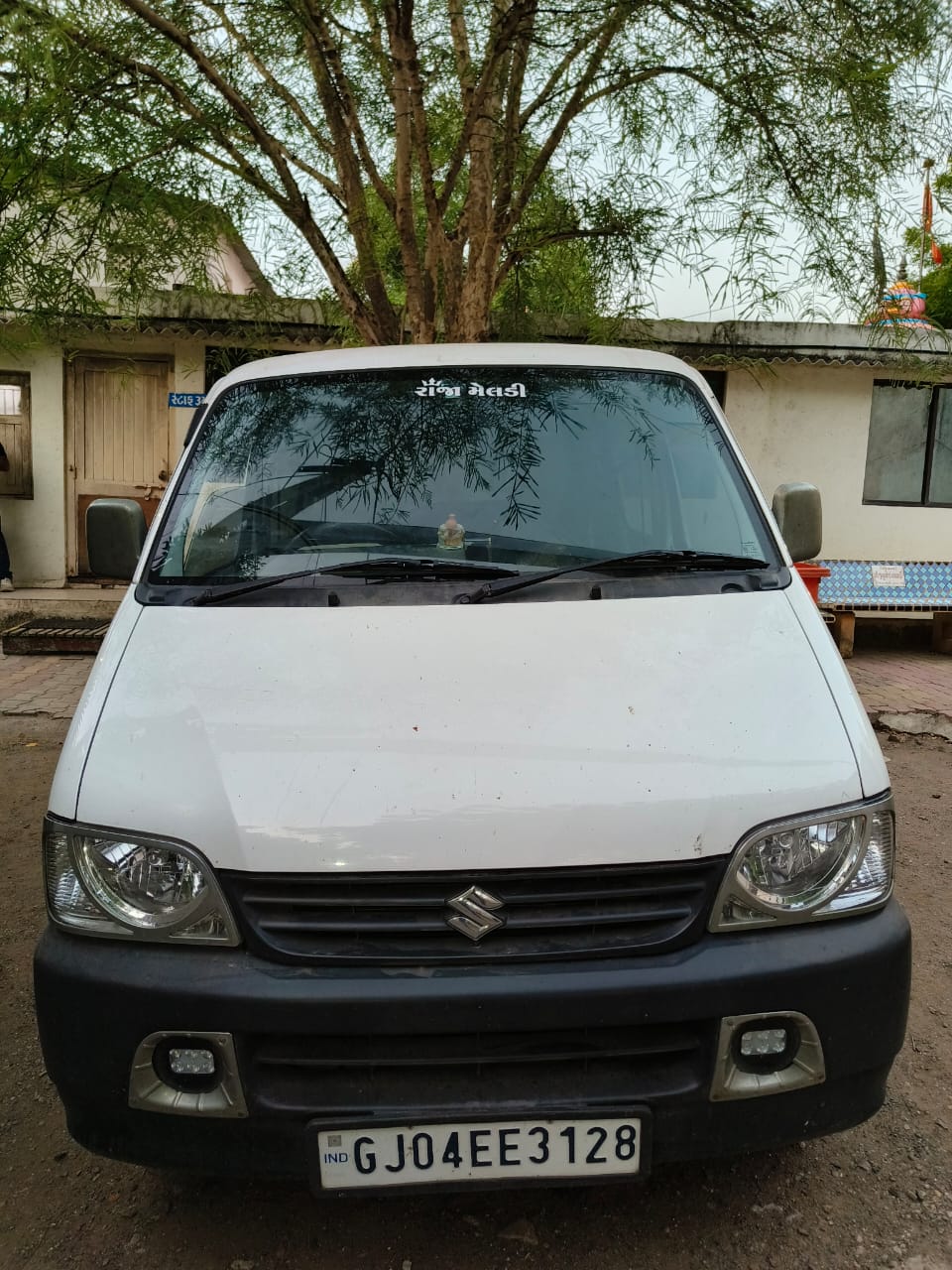 ઠસોઠસ દારૂ ભરેલી ઇકો કાર