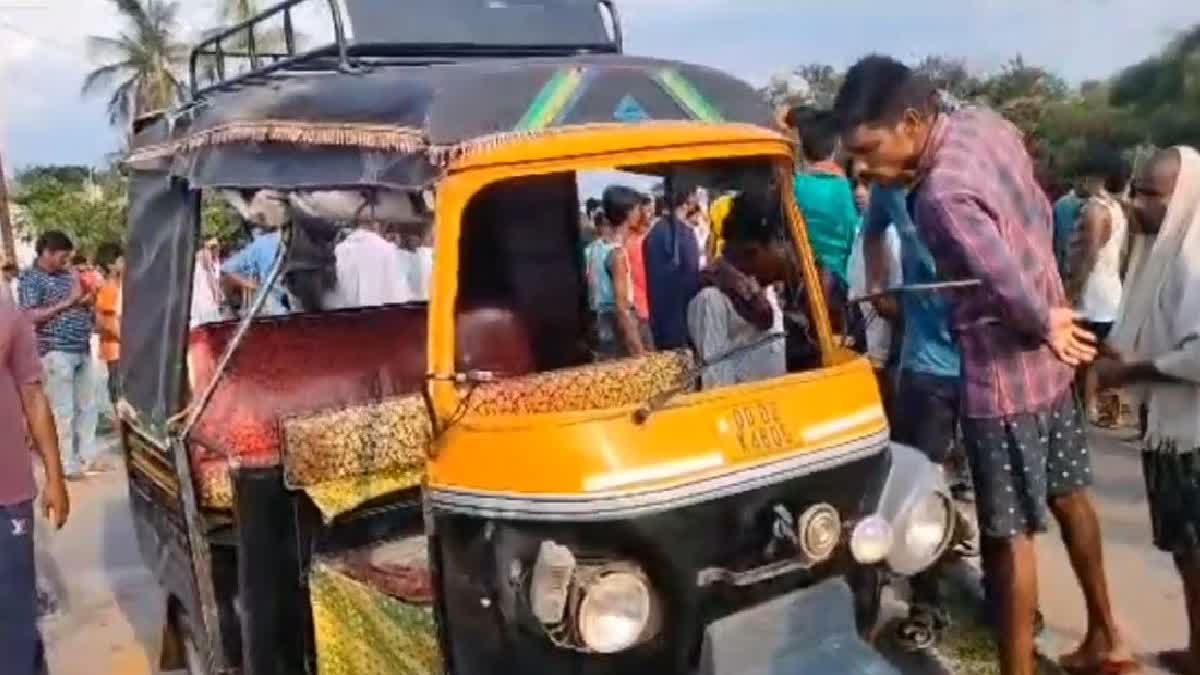 student died after auto overturns in bhadrak