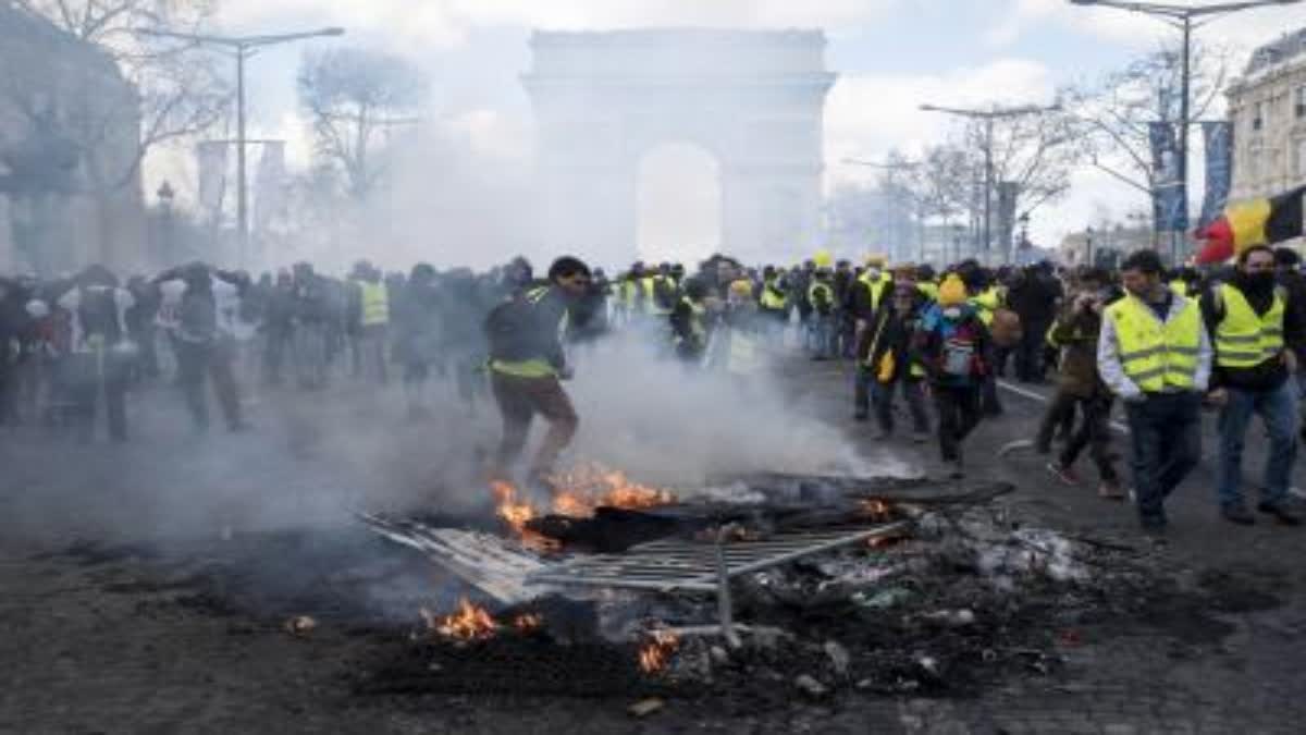 Violence continues in France