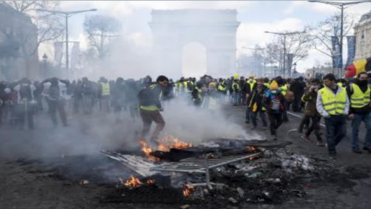 VIOLENCE CONTINUES IN FRANCE AFTER TEEN SHOT DEAD BY POLICE FRANCE VIOLENCE