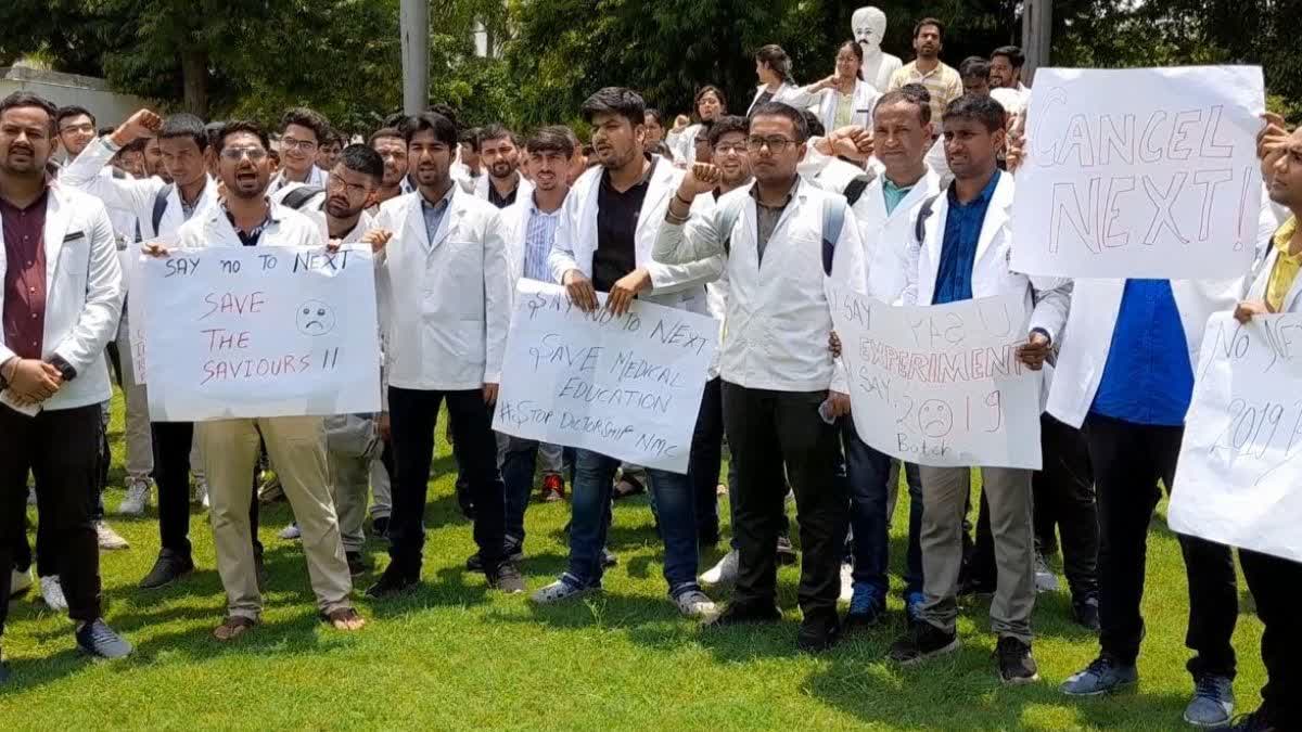 मेरठ में MBBS के छात्र विरोध कर रहे हैं.