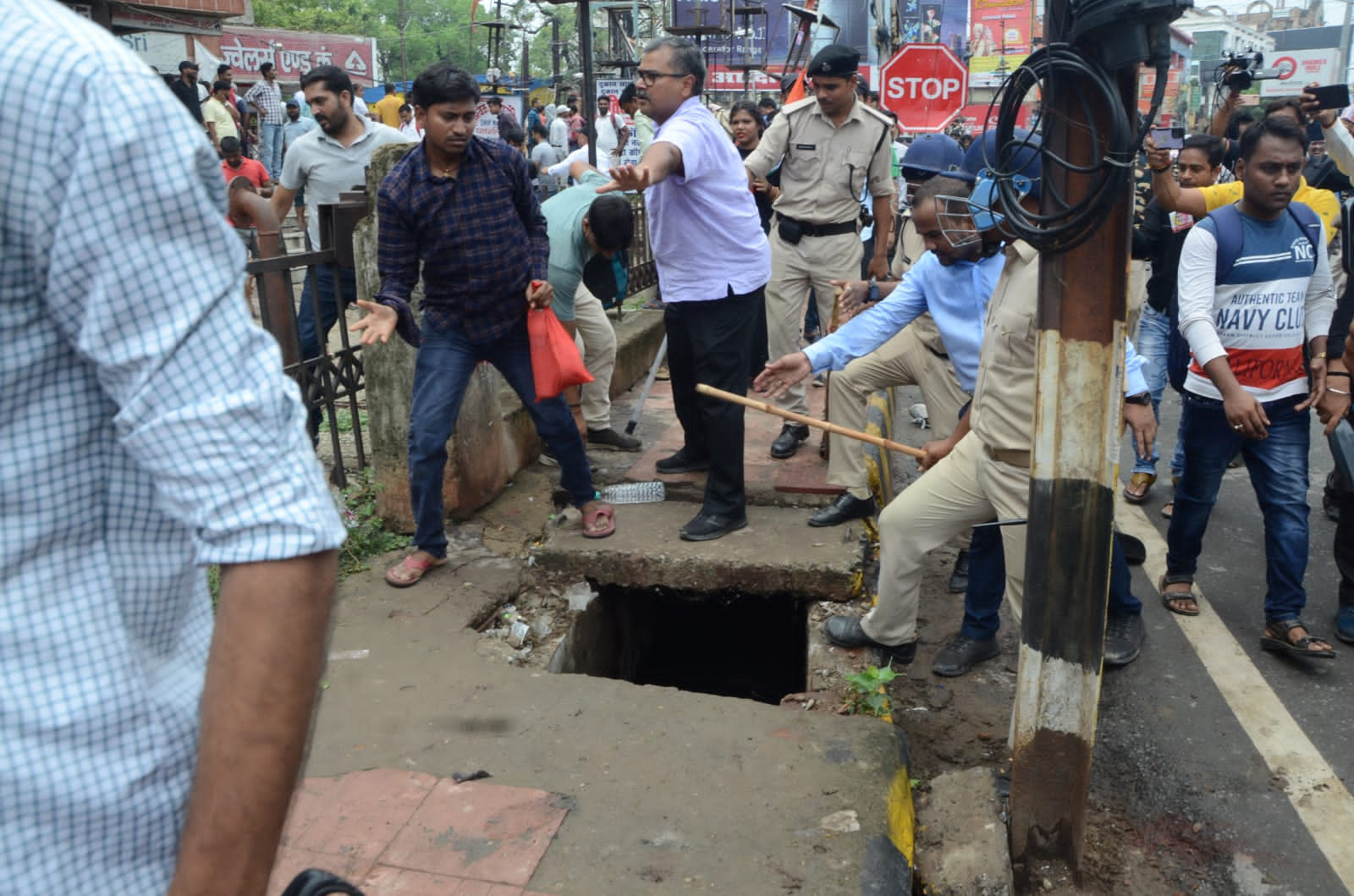 इस तरह पुलिस ने शिक्षक अभ्यर्थियों को भगाया, ऐसे में हादसा भी हो सकता था.