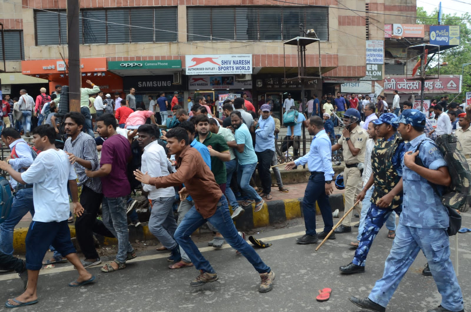 इस तरह जान बचाक भागते नजर आए शिक्षक अभ्यर्थी.