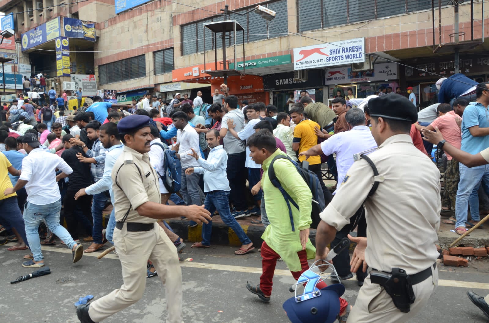 शनिवार को पटना में शिक्षक अभ्यर्थियों को खदेड़ती पुलिस.