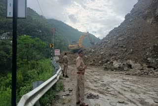 Badrinath highway blocked due to landslide  Badrinath highway blocked  Badrinath National highway blocked  National highway blocked due to landslide  highway blocked due to landslide in Chhinka  badrinath national highway landslide  ಬದರಿನಾಥ ರಾಷ್ಟ್ರೀಯ ಹೆದ್ದಾರಿಯಲ್ಲಿ ಭೂಕುಸಿತ  ಜಾಮ್​ ಆಗದಂತೆ ಎಚ್ಚರ ವಹಿಸಿದ ಅಧಿಕಾರಿಗಳು  ಬದರಿನಾಥ ಹೆದ್ದಾರಿಯಲ್ಲಿ ಪದೇ ಪದೇ ಭೂಕುಸಿತ  ಚಾರ್ಧಾಮ್ ಯಾತ್ರೆ  ಉತ್ತರಾಖಂಡ್ ಚಾರ್ಧಾಮ್ ಯಾತ್ರೆ  ಚಾರ್ಧಾಮ್ ಯಾತ್ರೆಯ ಸಮಯದಲ್ಲಿ ಭೂಕುಸಿತ  ಬದರಿನಾಥ್ ರಾಷ್ಟ್ರೀಯ ಹೆದ್ದಾರಿ  ಬದರಿನಾಥ್ ರಾಷ್ಟ್ರೀಯ ಹೆದ್ದಾರಿ ಬಂದ್​ ರಸ್ತೆಯಲ್ಲೇ ರಾತ್ರಿ ಕಳೆದ ಭಕ್ತಾದಿಗಳು