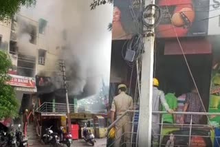 गाजियाबाद में एक कन्फेक्शनरी शॉप में लगी आग
