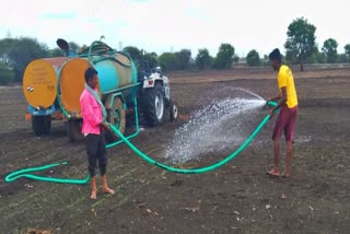 ಹಣ ಕೊಟ್ಟು ನೀರು ಹಾಯಿಸುತ್ತಿರುವ ರೈತರು