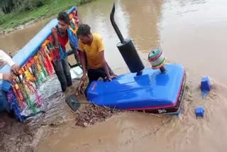 Tractor stuck in Gunjari river in Shivpuri