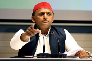 SP workers cut tomato-shaped cake on Akhilesh Yadav's birthday