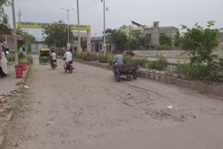 The condition of the road entering Barnala is bad
