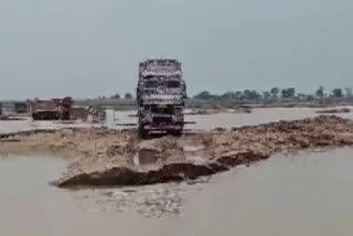 two-stranded-trucks-drown-in-son-river-and-28-are-stuck-in-bihar