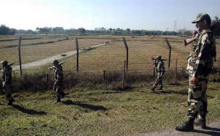 Soldiers standing on Bangladesh border