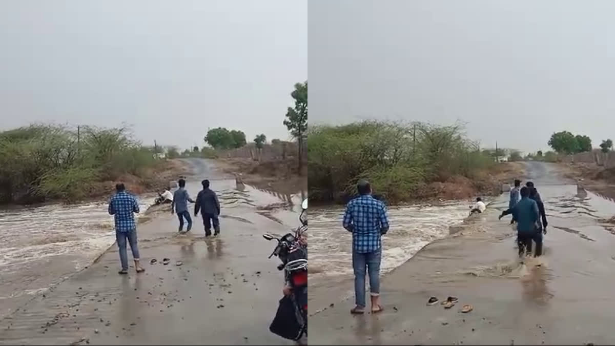 HEAVY RAINS LASH RAJASTHAN  ബൈക്ക് യാത്രികൻ ഒഴുക്കിൽപ്പെട്ടു  RAIN IN PALI RAJASTHAN  PALI FLOOD