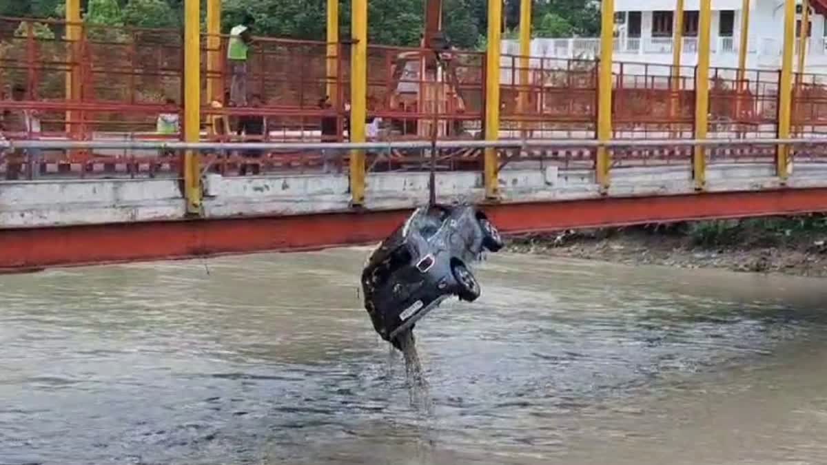 Rescue operation conducted to remove vehicles from Ganga in Haridwar