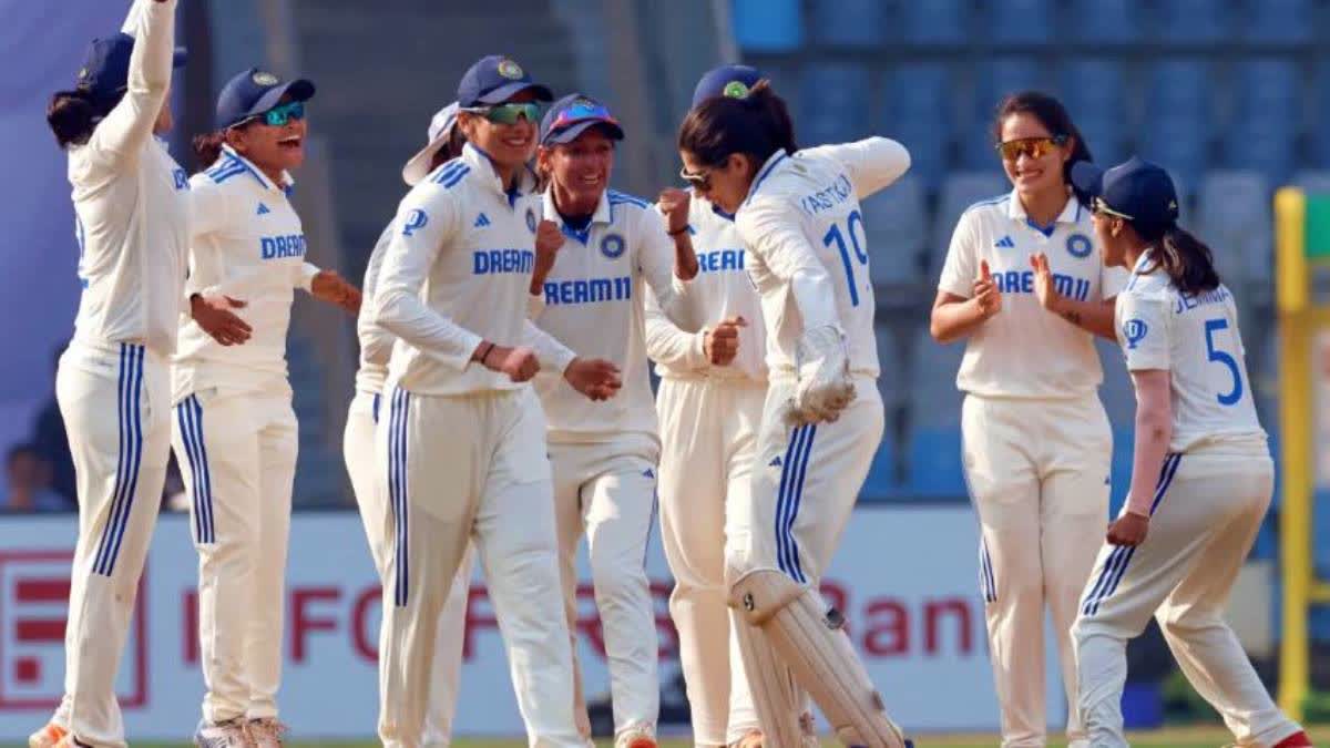 ہندوستانی خواتین ٹیم نے جنوبی افریقہ کو 10 وکٹوں سے شکدت دی