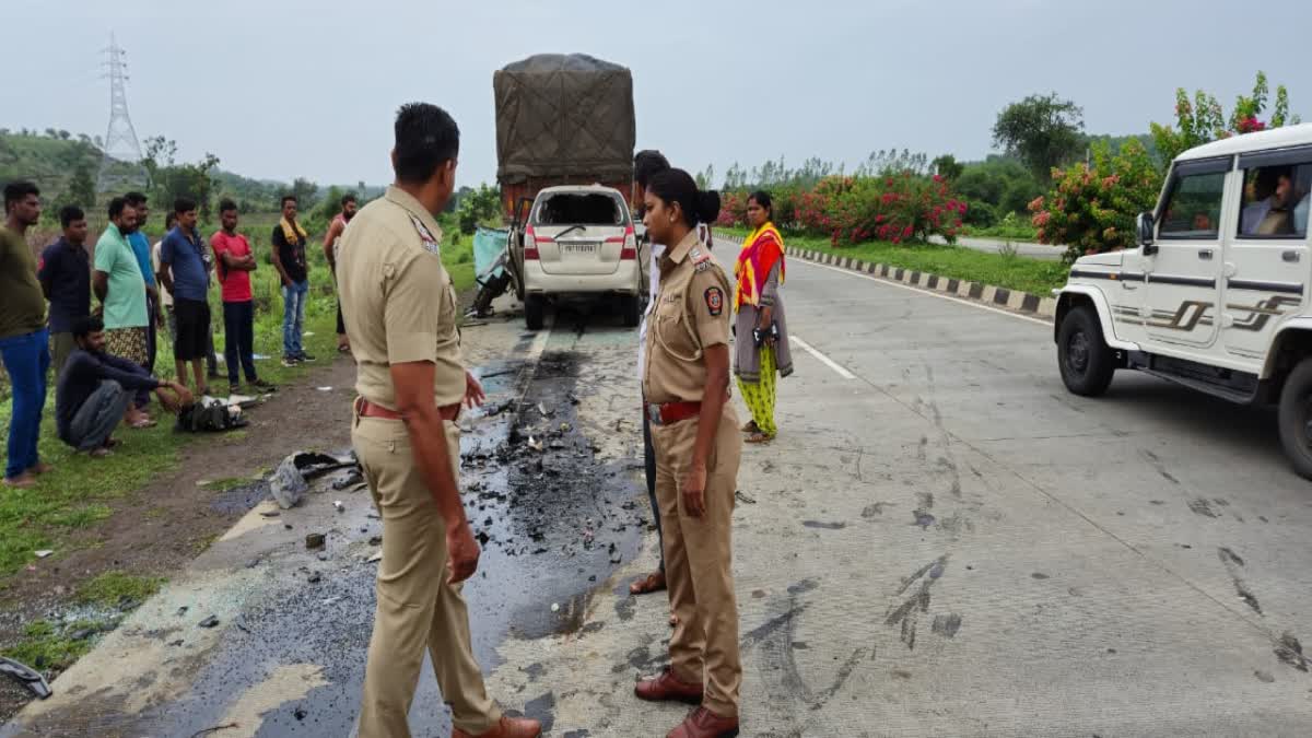 Horrific accident of car going for darshan in Nanded, Five people died