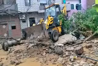 OVERHEAD TANK COLLAPSED IN UP  മഥുര വാട്ടര്‍ ടാങ്ക് അപകടം  വാട്ടര്‍ ടാങ്ക് തകര്‍ന്ന് അപകടം  UP TANK COLLAPSE DEATH TOLL