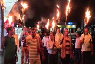 assistant teachers took out torchlight procession demanding salary scale In Dumka