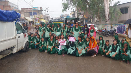 Girl students blocked NH