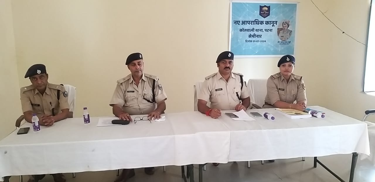 नये कानून की जानकारी देती पुलिस.