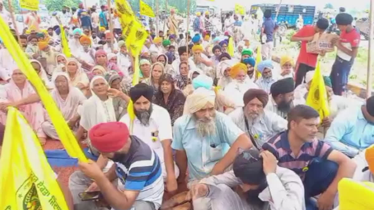 In Gurdaspur, farmers protested by blocking the main road