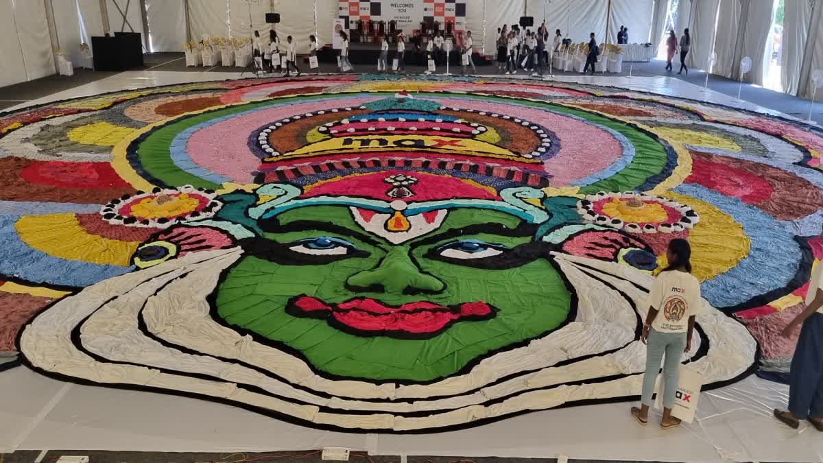 cloth art  kochin marine drive  marine drive  onam  pookalam  honey rose  dunthu  കൊച്ചിയിൽ ഉഗ്രന്‍ വസ്‌ത്രക്കളം  വസ്‌ത്രക്കളം  കഥകളി രൂപം  ദുന്ദു  എറണാകുളം